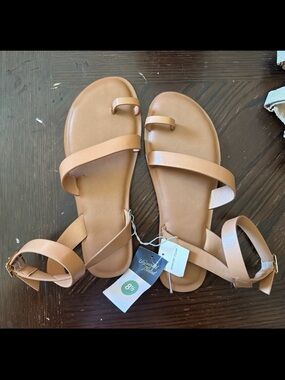 Universal Thread Tan Strappy Toe-Ring Ankle Strap Sandals